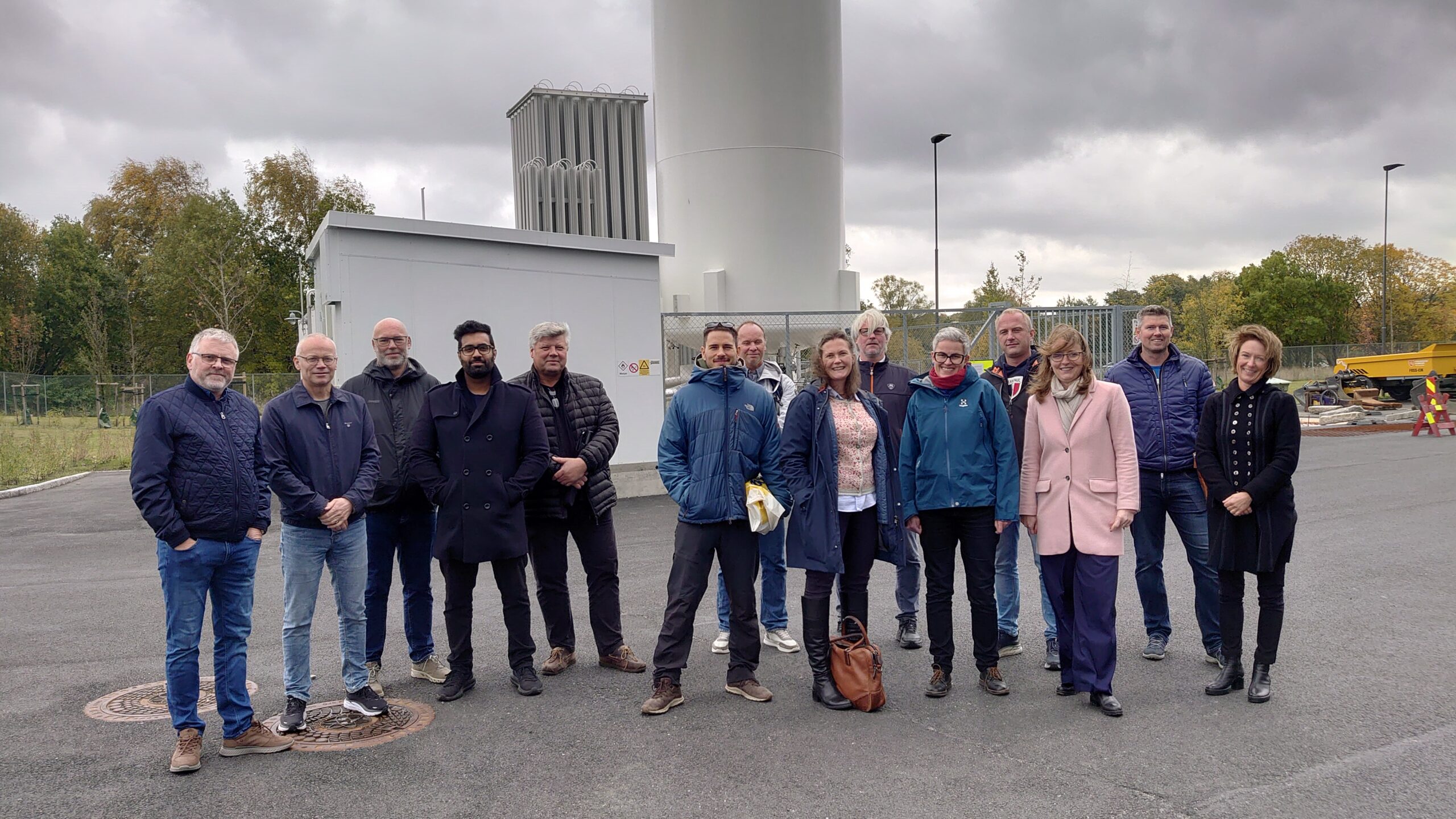 Gruppebilde etter dialogmøte om mulig ny biogassfyllestasjon i Fredrikstad.